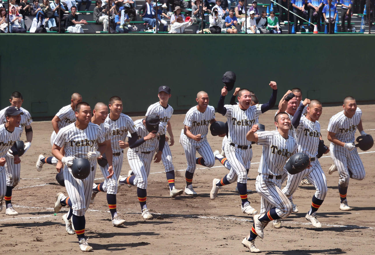 帝京対東海大菅生　9回に劇的サヨナラ勝利をおさめ喜びを爆発させる帝京ナイン（撮影・佐瀬百合子）