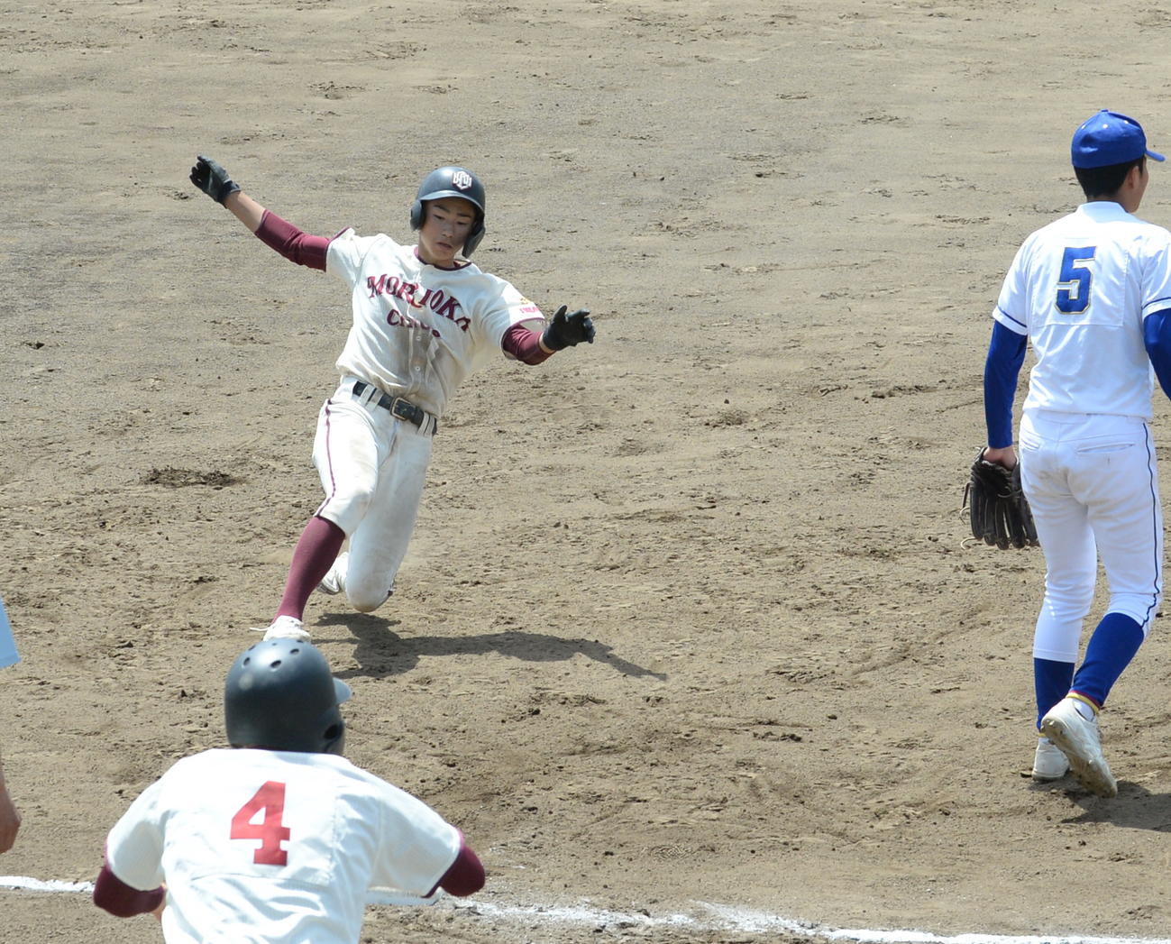 盛岡北対盛岡中央　7回無死、先頭打者の盛岡中央・小山（左）は、プッシュバントを決め、相手の悪送球の間に一気に三塁まで進塁（撮影・濱本神威）