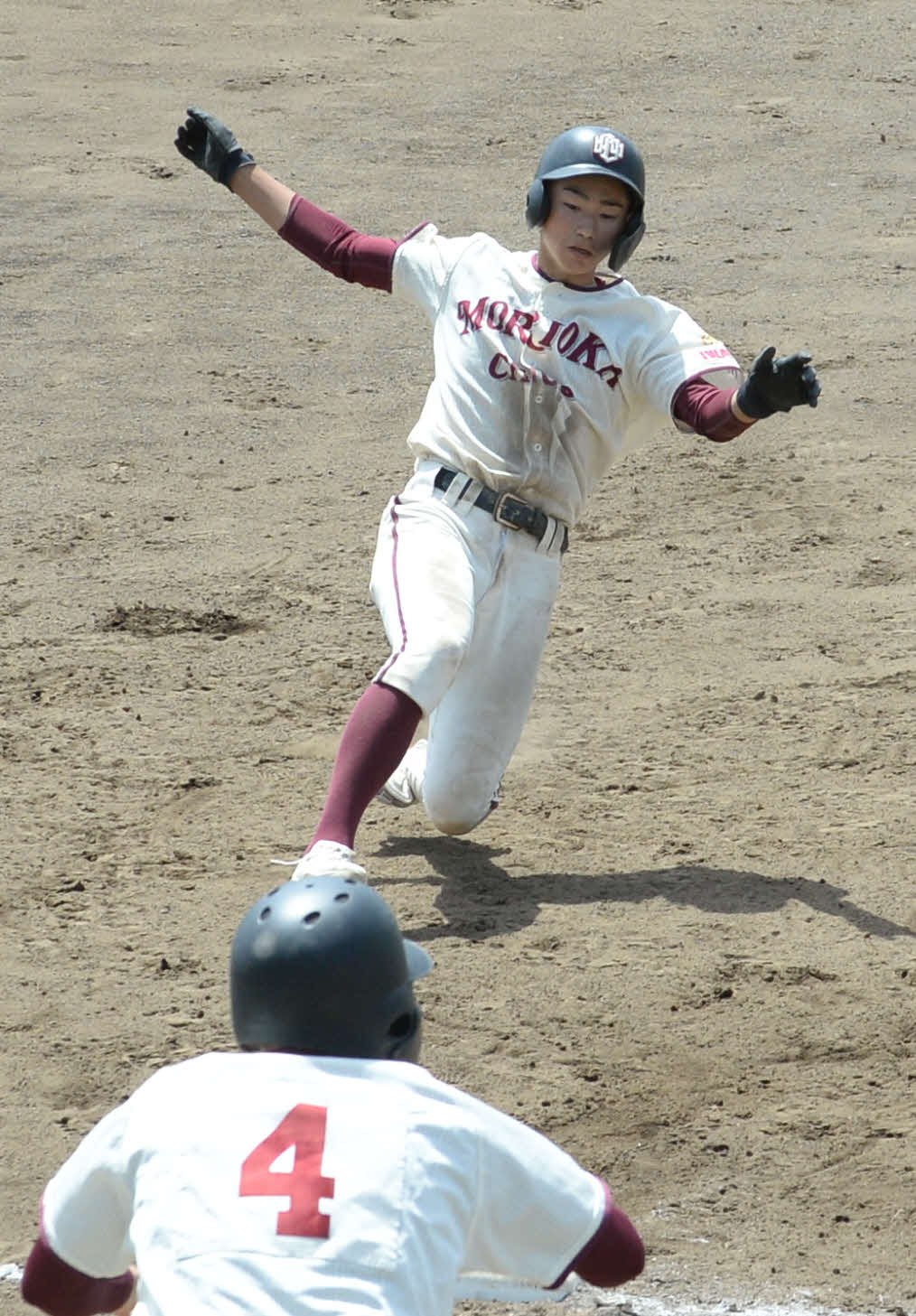 盛岡北対盛岡中央　7回無死、プッシュバントを決めた盛岡中央・小山（左）は悪送球の間に一気に三塁まで進塁（撮影・濱本神威）