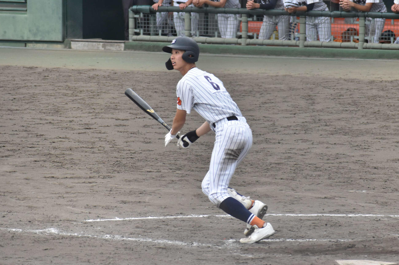 綾羽戦の4回裏1死二塁から左前へのポテンヒットを放った滋賀学園・岩井（撮影・古財稜明）