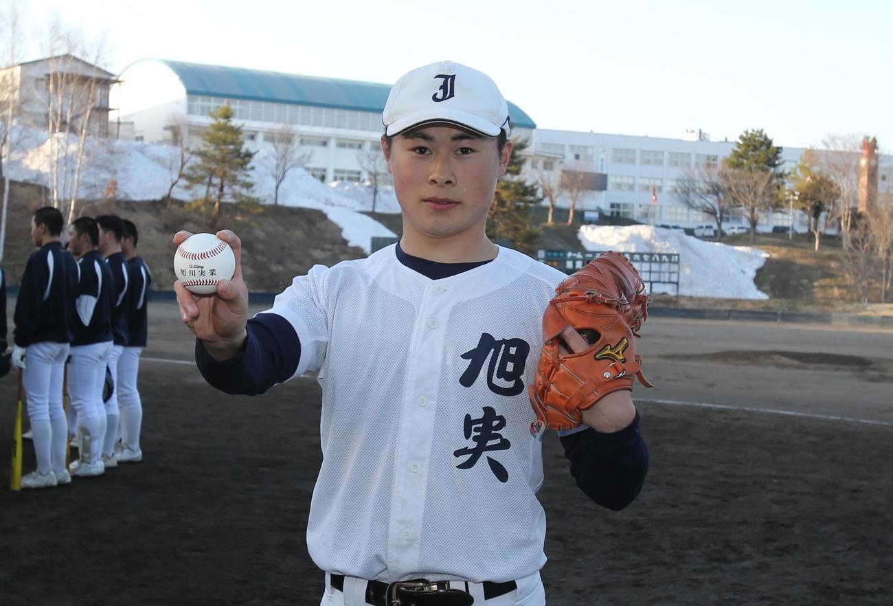 旭川実のエース兼主将の田中は、笑顔で投球ポーズ（撮影・中島洋尚）