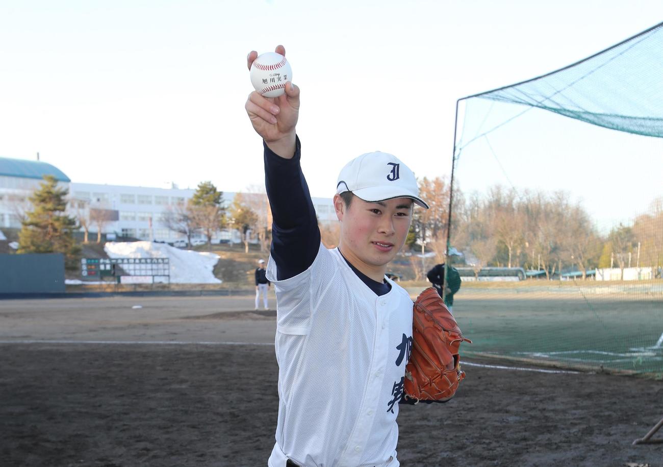 旭川実のエース兼主将の田中は、笑顔で投球ポーズ（撮影・中島洋尚）