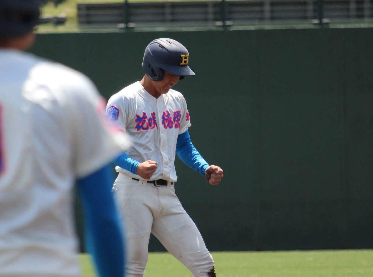 好走塁での野選が先制点につながり二塁上でガッツポーズする花咲徳栄・石塚（撮影・金子真仁）