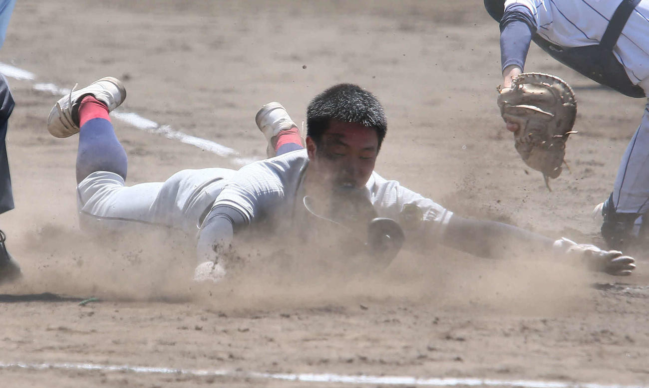 新潟産大付対関根学園　1－0の5回1死三塁、スクイズで三塁走者の西戸捕手がヘッドで生還