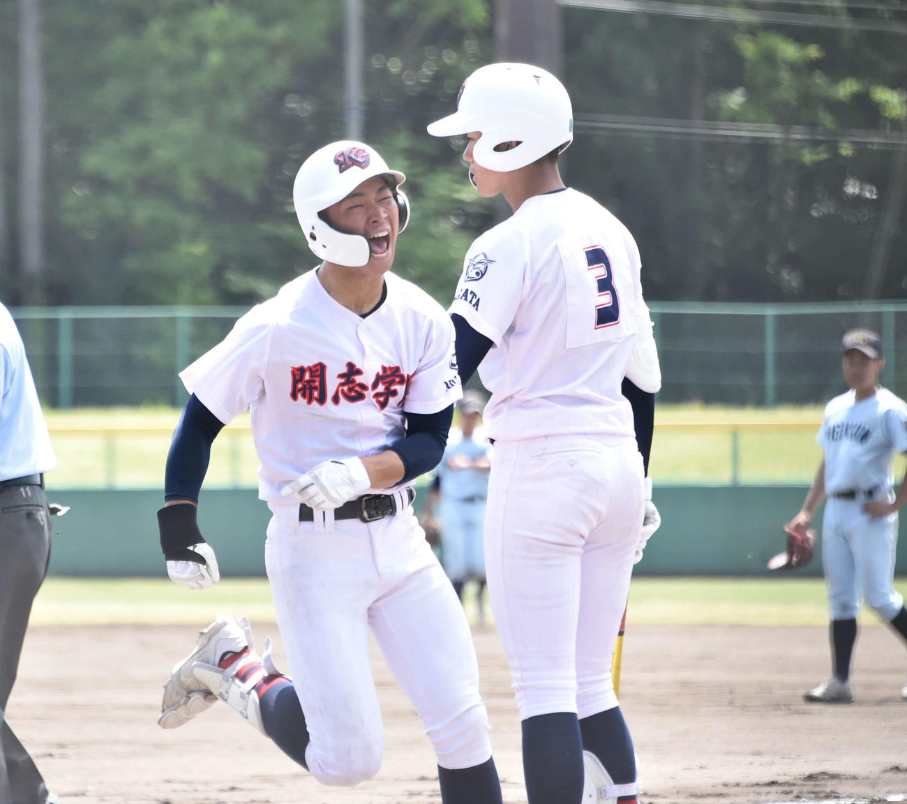 開志学園対新潟明訓　1回表、右翼に先制ソロを放った開志学園・本田（左）はさけびながら生還