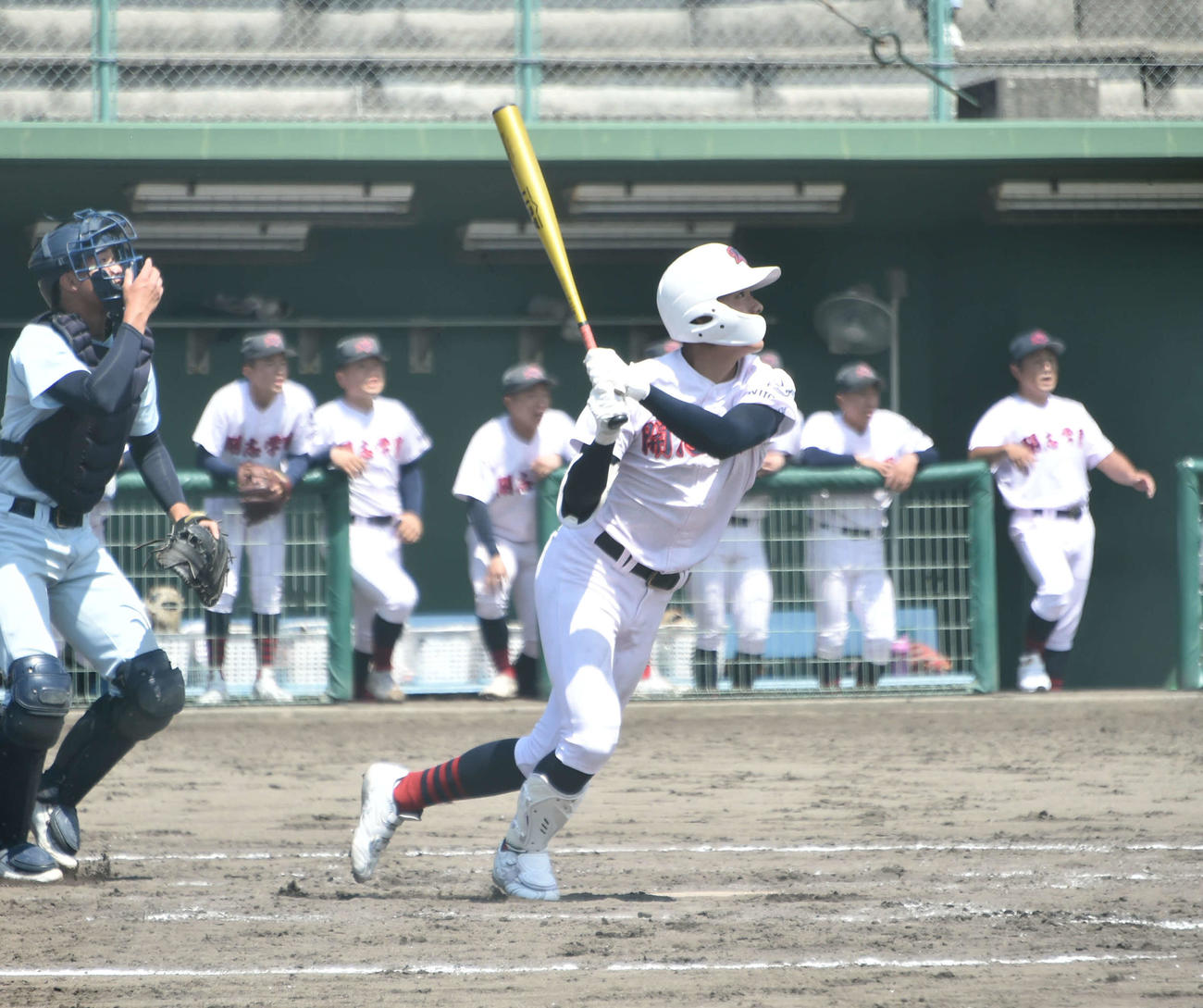 開志学園対新潟明訓　2回表1死一塁、開志学園の4番斎藤がバックスクリーンに2ランを放つ