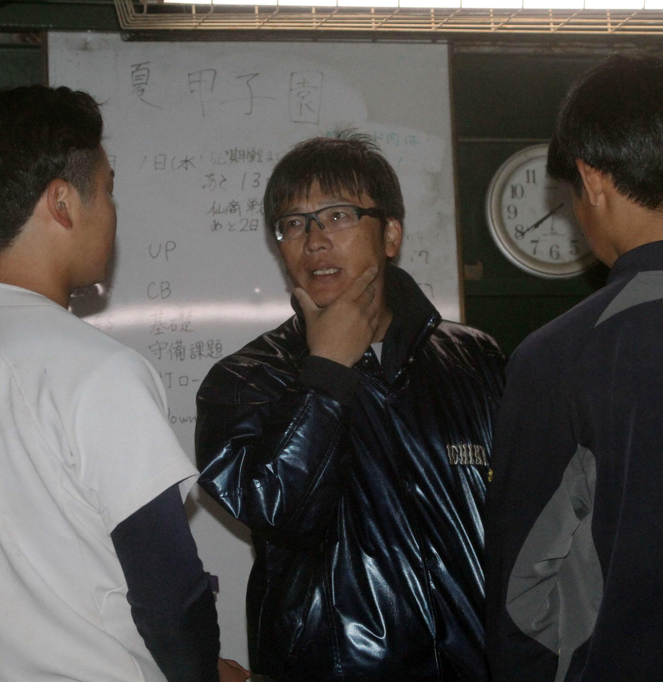 ナインらと戦略を練る仙台一・千葉監督（中央）（撮影・木村有優）