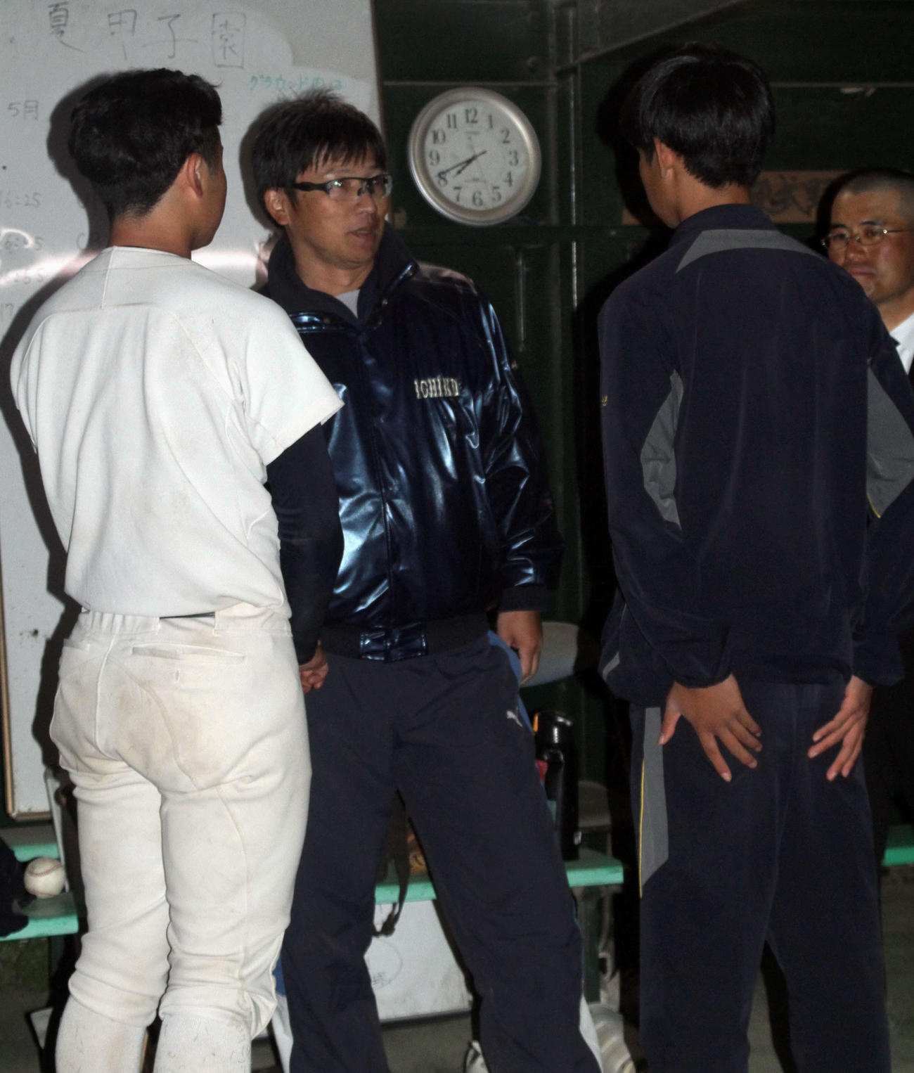 ナインらと戦略を練る仙台一・千葉監督（中央）（撮影・木村有優）