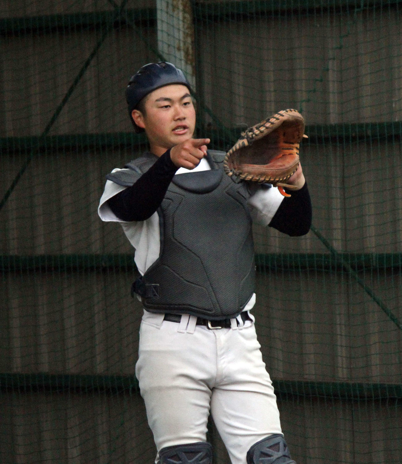 仙台商戦に向けてバッテリー間で確認を行う仙台一・小川（撮影・木村有優）