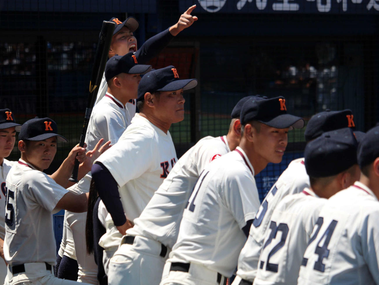 戦況を見守る向上・平田監督（撮影・金子真仁）