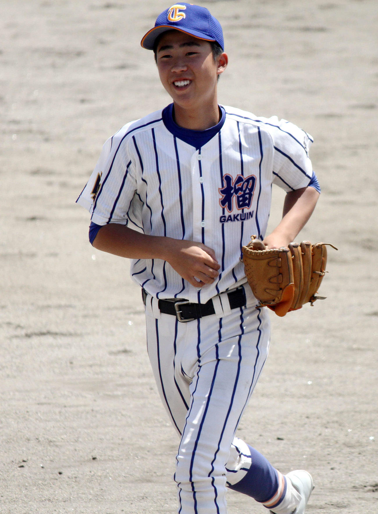 東北学院榴ケ岡対大崎中央　6回を3者凡退に抑え、笑顔でベンチへと戻る東北学院榴ケ岡・佐々木健（撮影・木村有優）