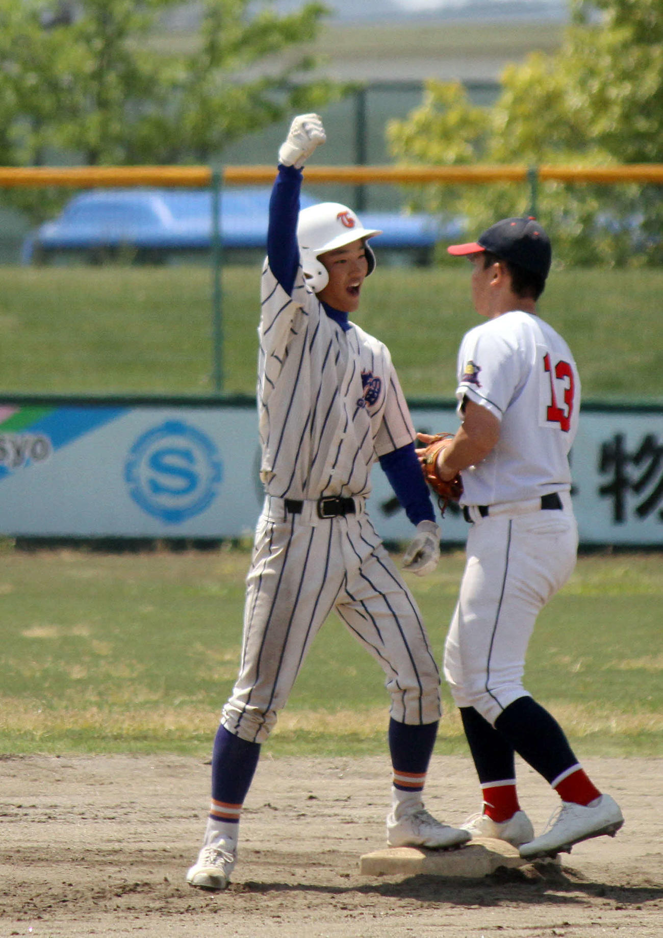 東北学院榴ケ岡対大崎中央　6回裏2死二塁で左中間へ適時二塁打を放ち、ベンチに向けてガッツポーズする東北学院榴ケ岡・後藤（撮影・木村有優）