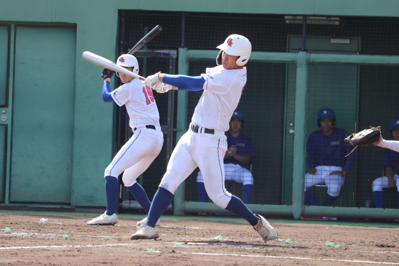 2死二塁から右越え2ラン本塁打を放つ中根（撮影・保坂淑子）