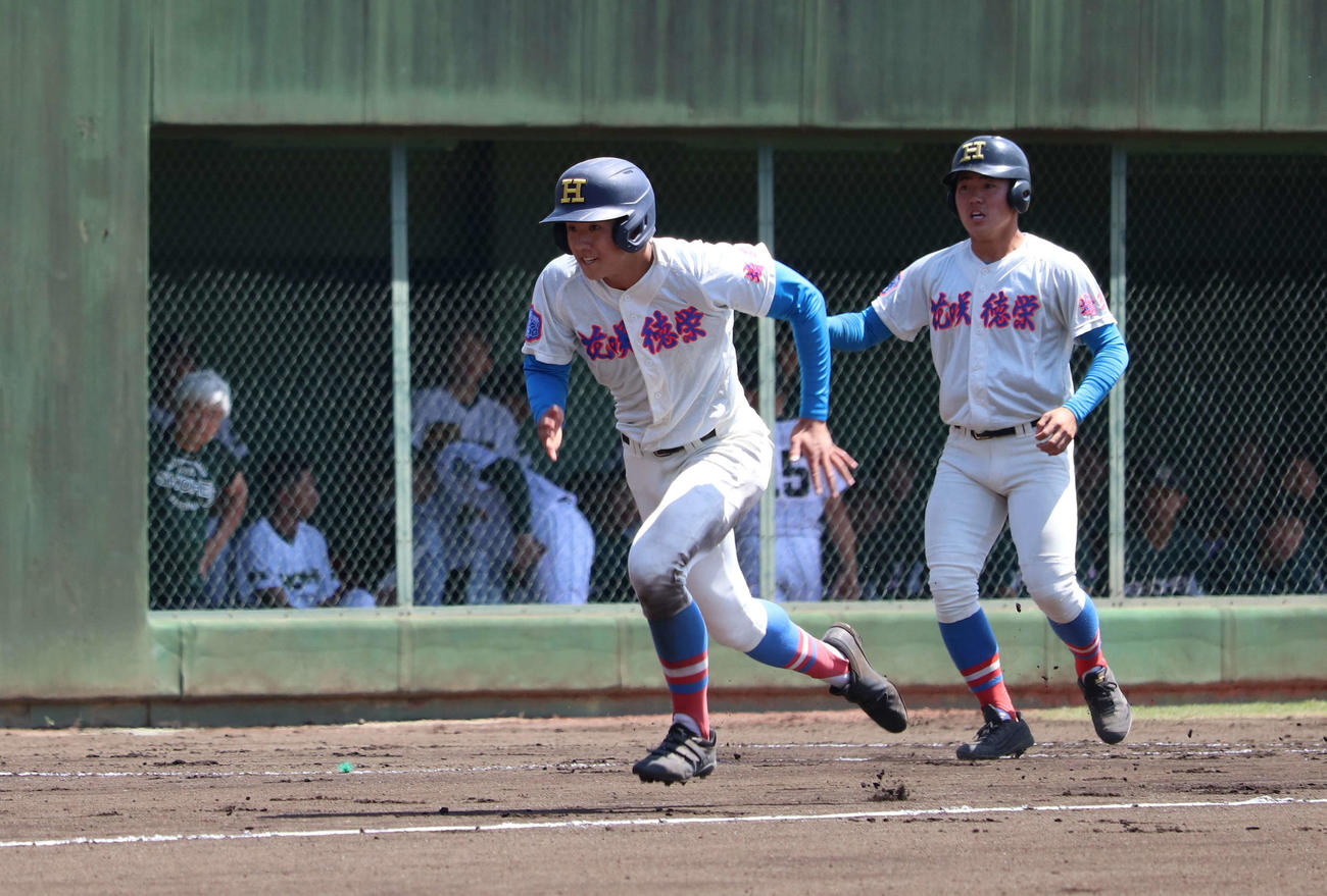 花咲徳栄対山村学園　6回1死に三塁打を放った直後、捕逸の間に生還を狙う花咲徳栄・石塚（中央）（撮影・佐瀬百合子）