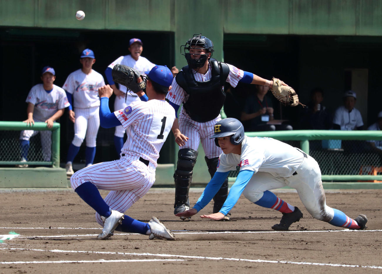 花咲徳栄対山村学園　6回1死に三塁打を放った直後、捕逸の間に生還を狙う花咲徳栄・石塚（右）（撮影・佐瀬百合子）
