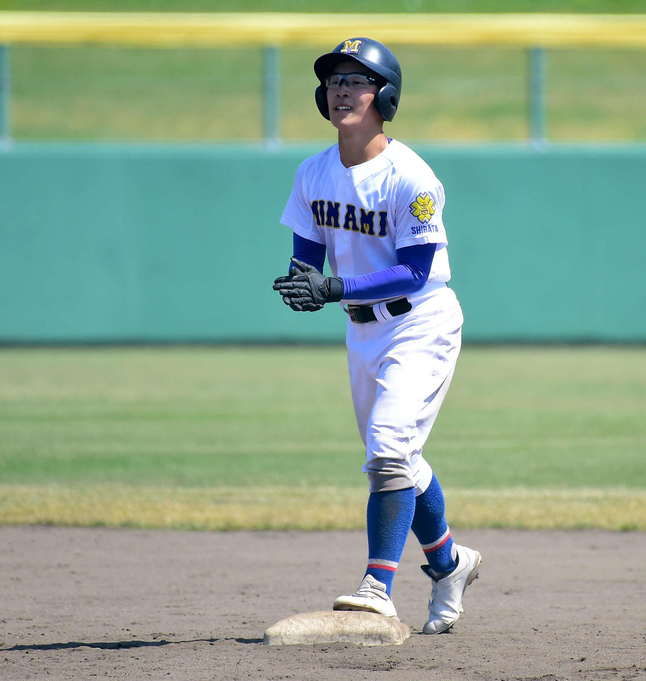 新発田南対五泉　タイブレーク13回表新発田南1死満塁、走者一掃の左越え二塁打を放ち手をたたく高橋