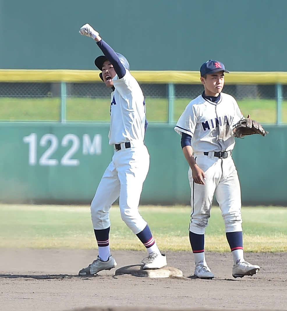 6回表無死満塁、勝ち越しの右越え2点二塁打を放ち、ガッツポーズする新潟・舛屋（左）