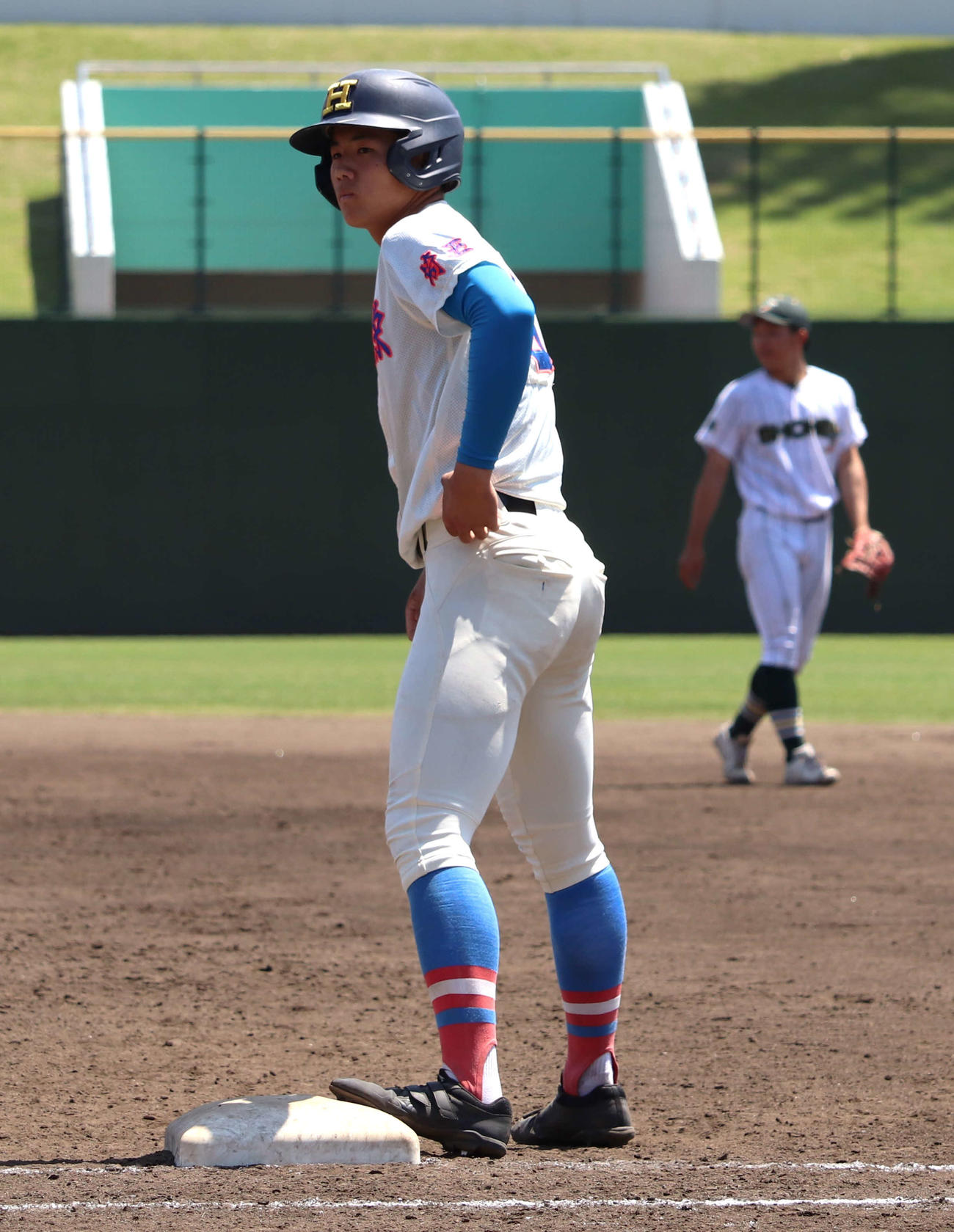 花咲徳栄対昌平　1回に内野安打で出塁する花咲徳栄・石塚（撮影・佐瀬百合子）