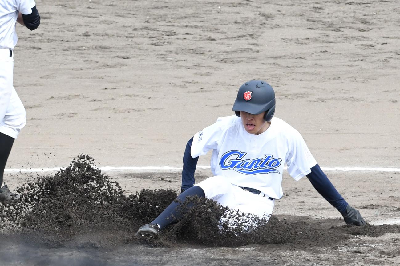 5回に生還する岩見沢東の福井。胸には岩見沢東を略した「Ganto」の文字（撮影・石井翔太）