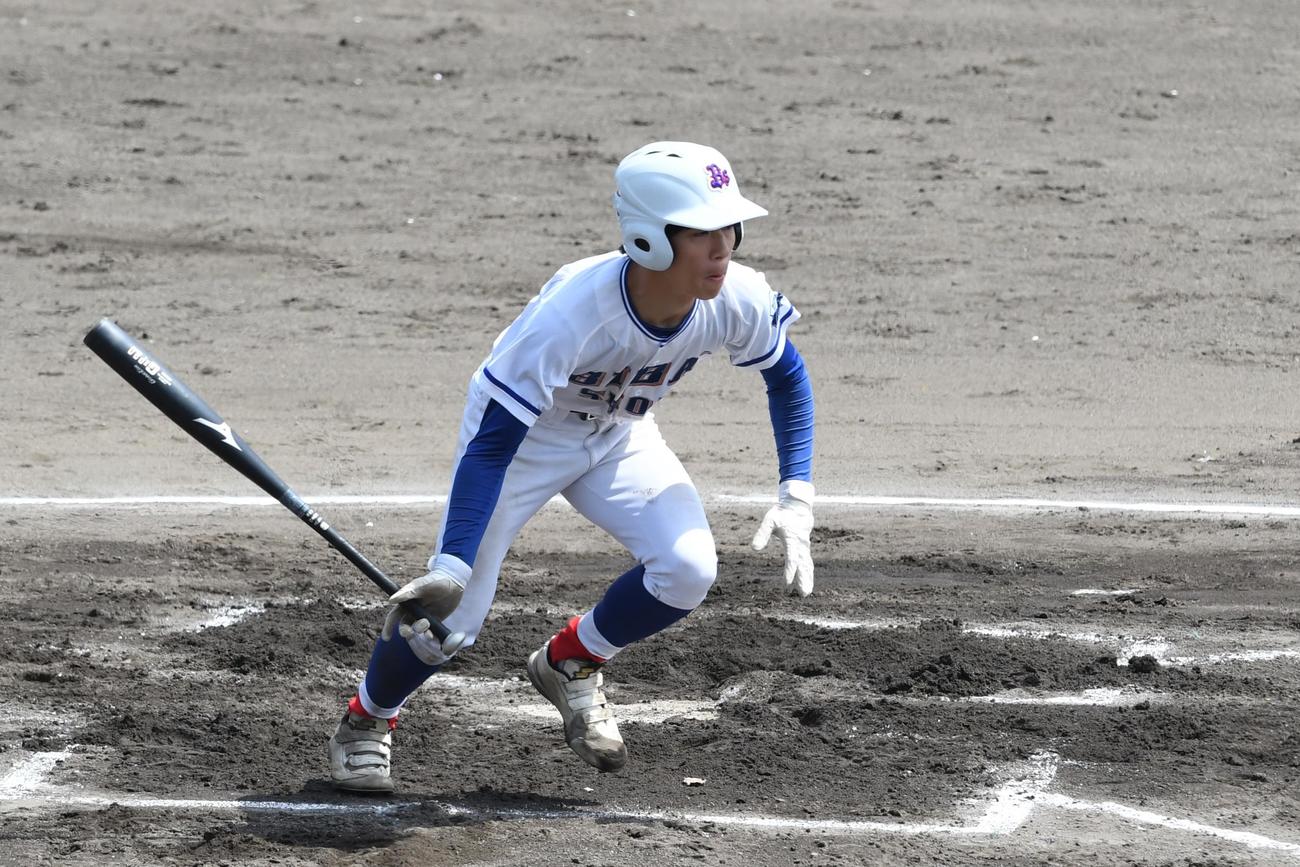 2回1死二、三塁、右前に適時打を放つ美唄尚栄の尾崎（撮影・石井翔太）