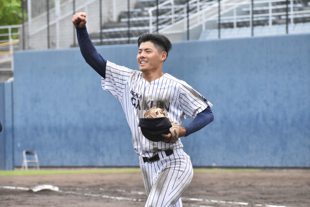大阪桐蔭に勝利し、スタンドの応援席にガッツポーズする大院大高・今坂（撮影・古財稜明）