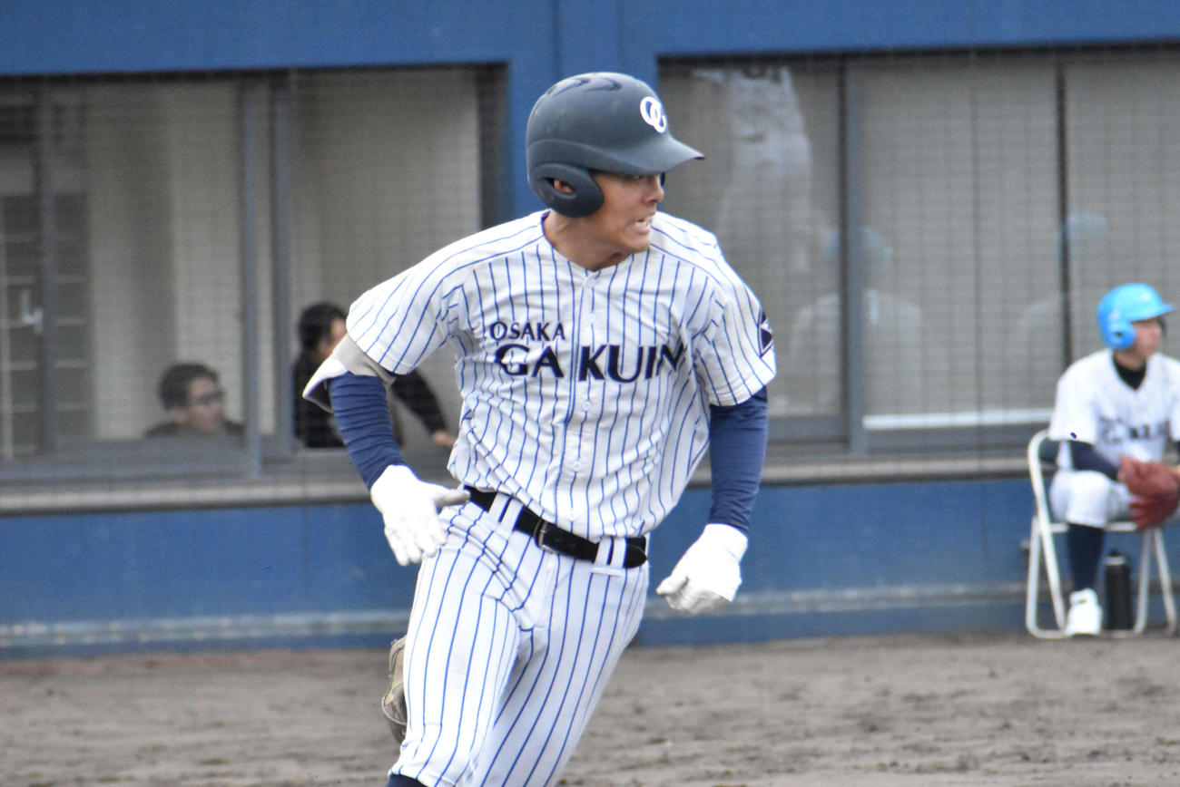 7回表先頭打席で中前打を放った大院大高・今坂（撮影・古財稜明）