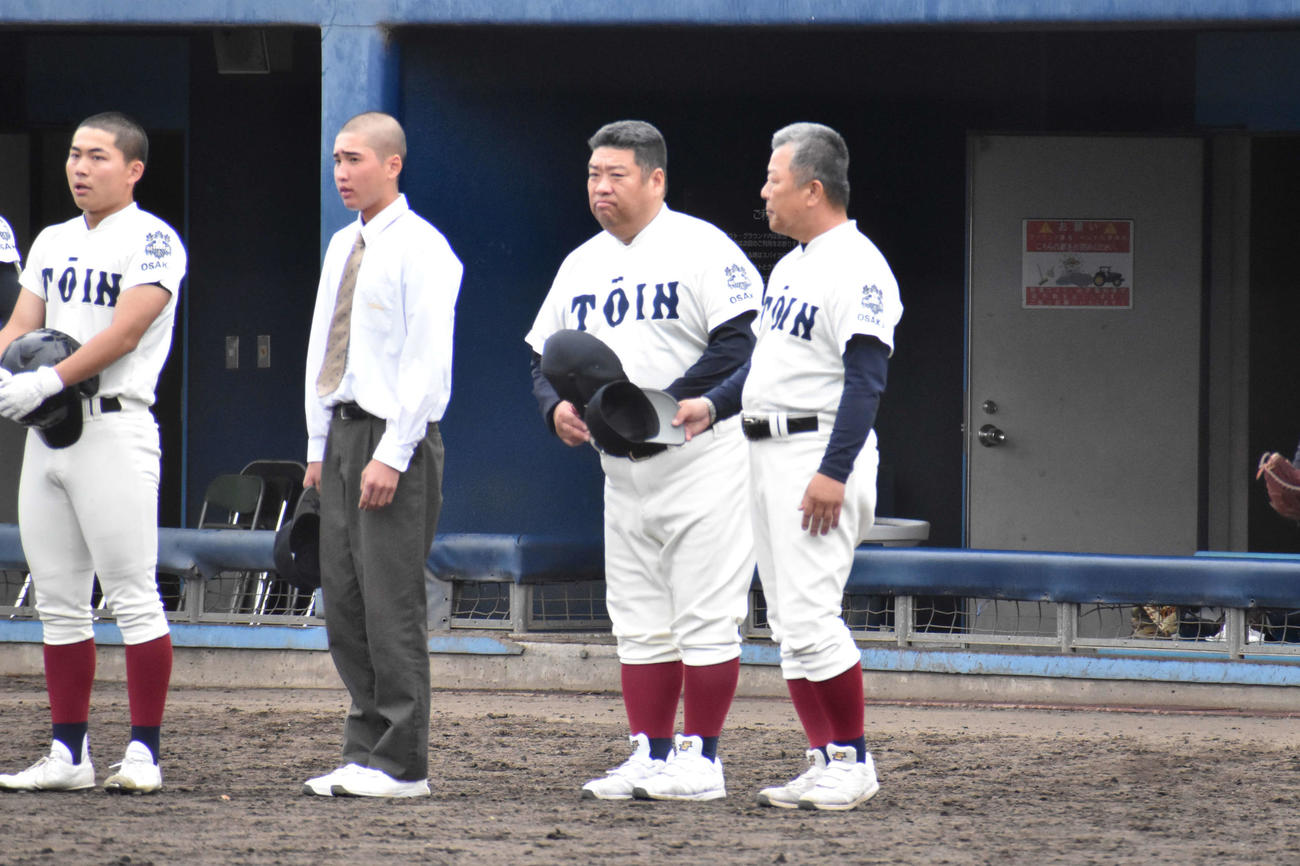 大院大高に敗れ、厳しい表情をみせる大阪桐蔭・西谷監督（撮影・古財稜明）