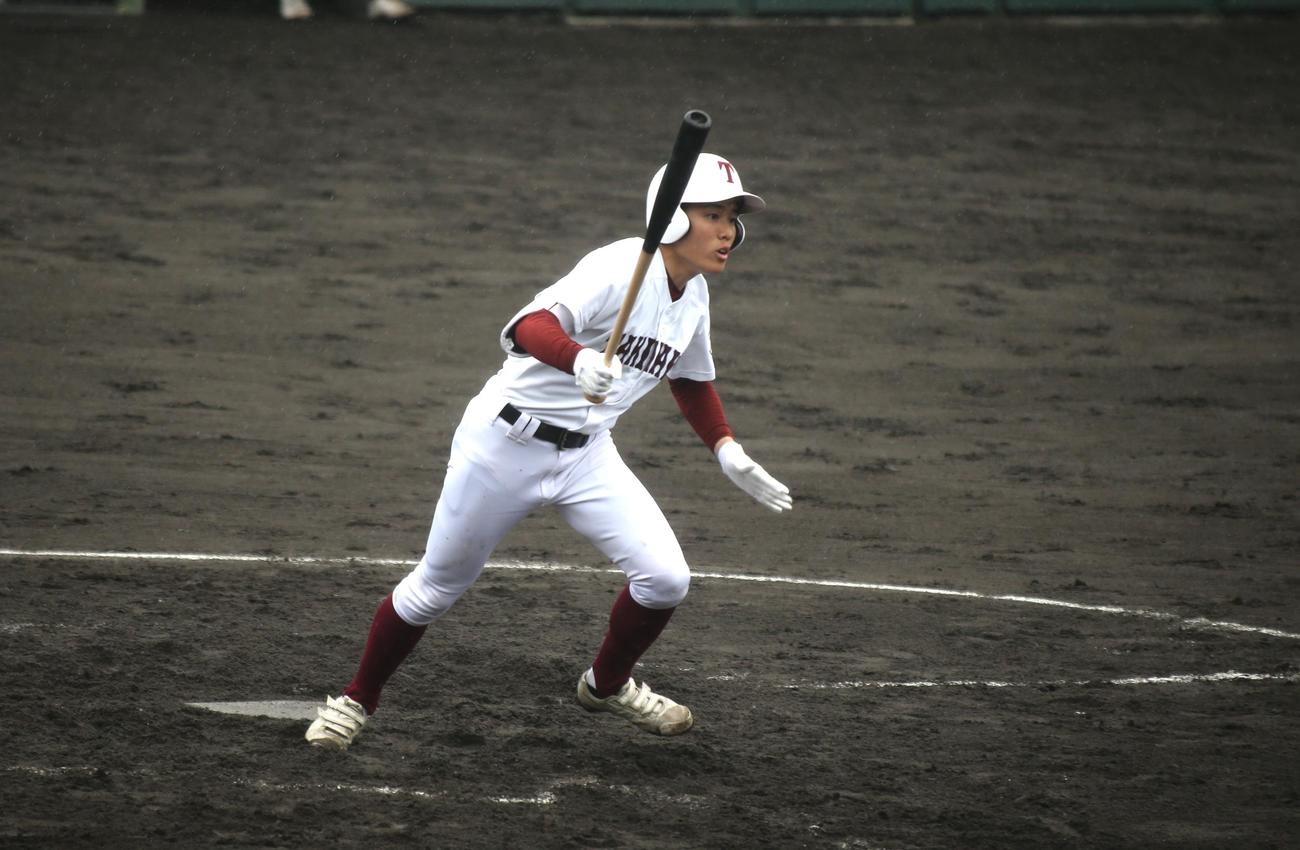 滝川対深川西・滝川工・芦別　4回裏無死一塁、滝川の冨沢泰右翼手は右前安打を放つ（撮影・中島洋尚）