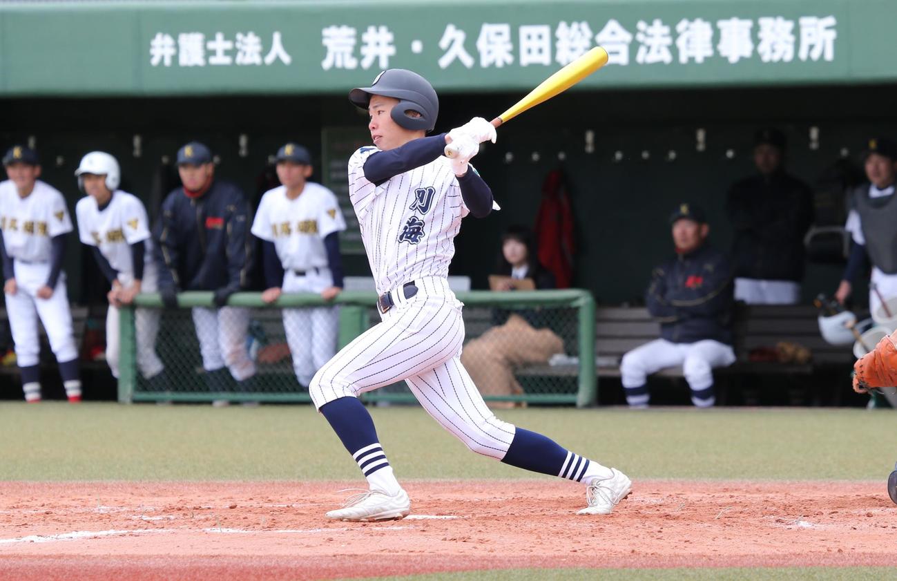 別海対釧路湖稜　8回表2死二・三塁、別海の鎌田三塁手は中越えのランニング3点本塁打を放つ（撮影・中島洋尚）