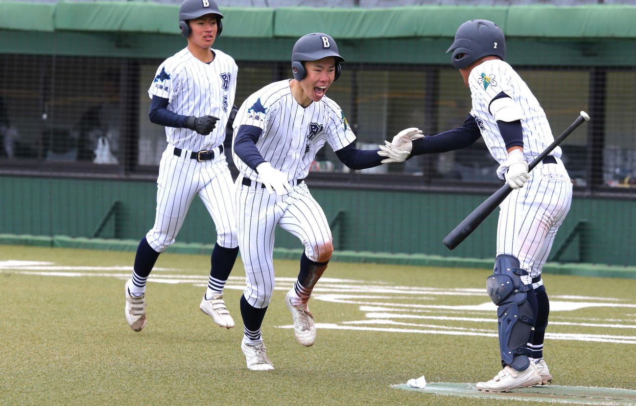別海対釧路湖稜　8回表2死二・三塁、別海の鎌田三塁手は中越えのランニング3点本塁打を放ち、雄たけびをあげる（撮影・中島洋尚）