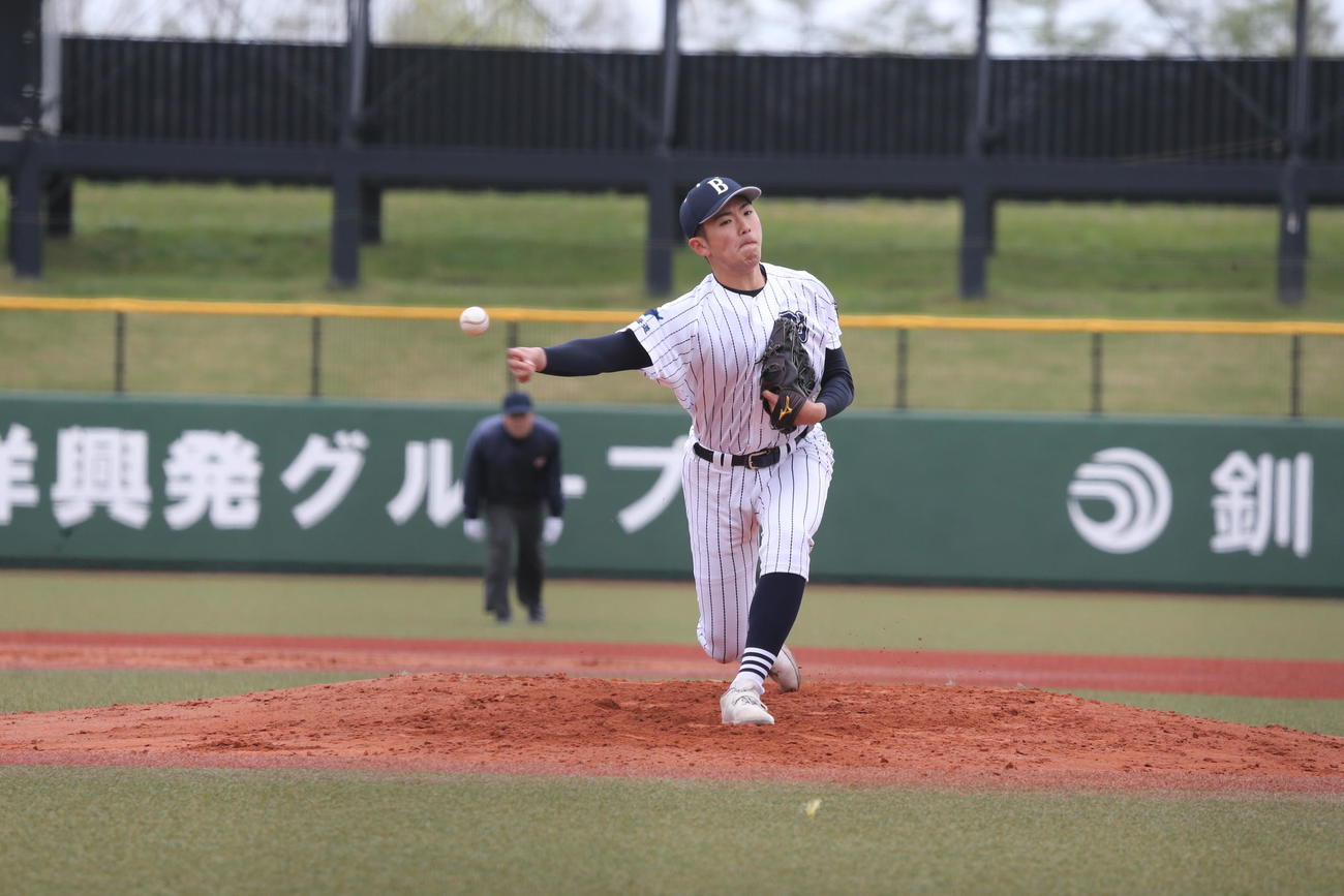 別海対釧路湖稜　別海のエース堺暖は力投する（撮影・中島洋尚）