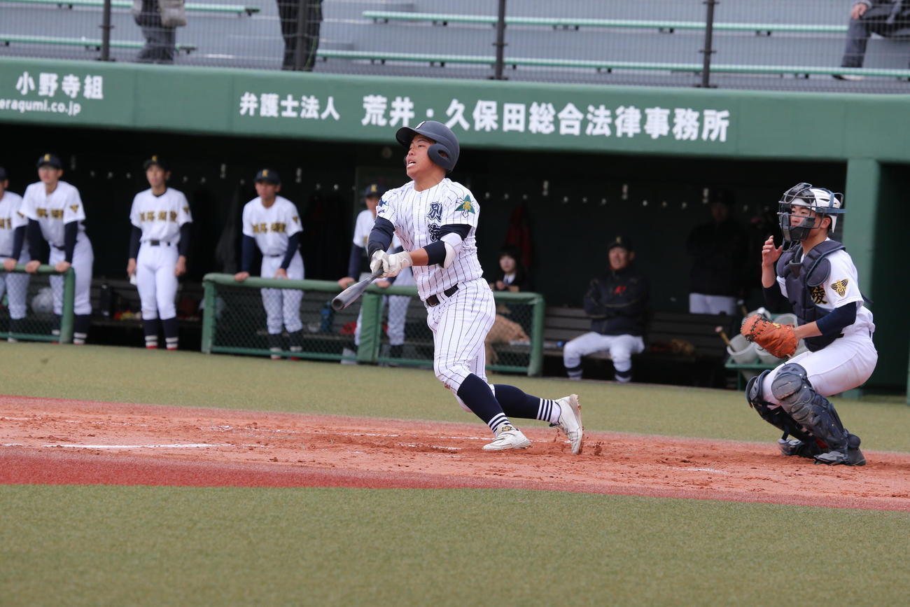 別海対釧路湖稜　3回表無死一・二塁の好機に別海の4番・中道捕手（中央）は勝ち越しの左前適時打を放つ（撮影・中島洋尚）