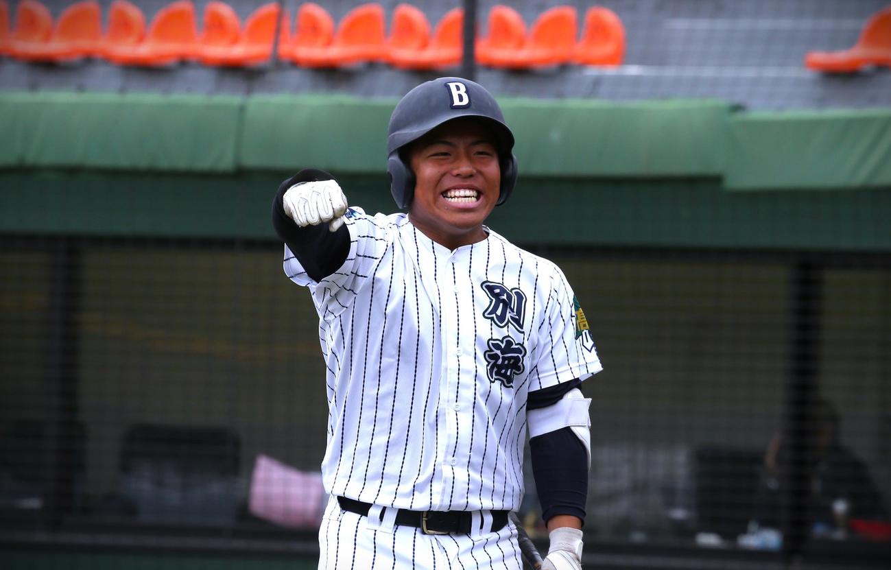 別海対釧路湖稜　8回表二・三塁、別海の鎌田三塁手のランニング本塁打で3点が入り、笑顔でガッツポーズする中道捕手（撮影・中島洋尚）