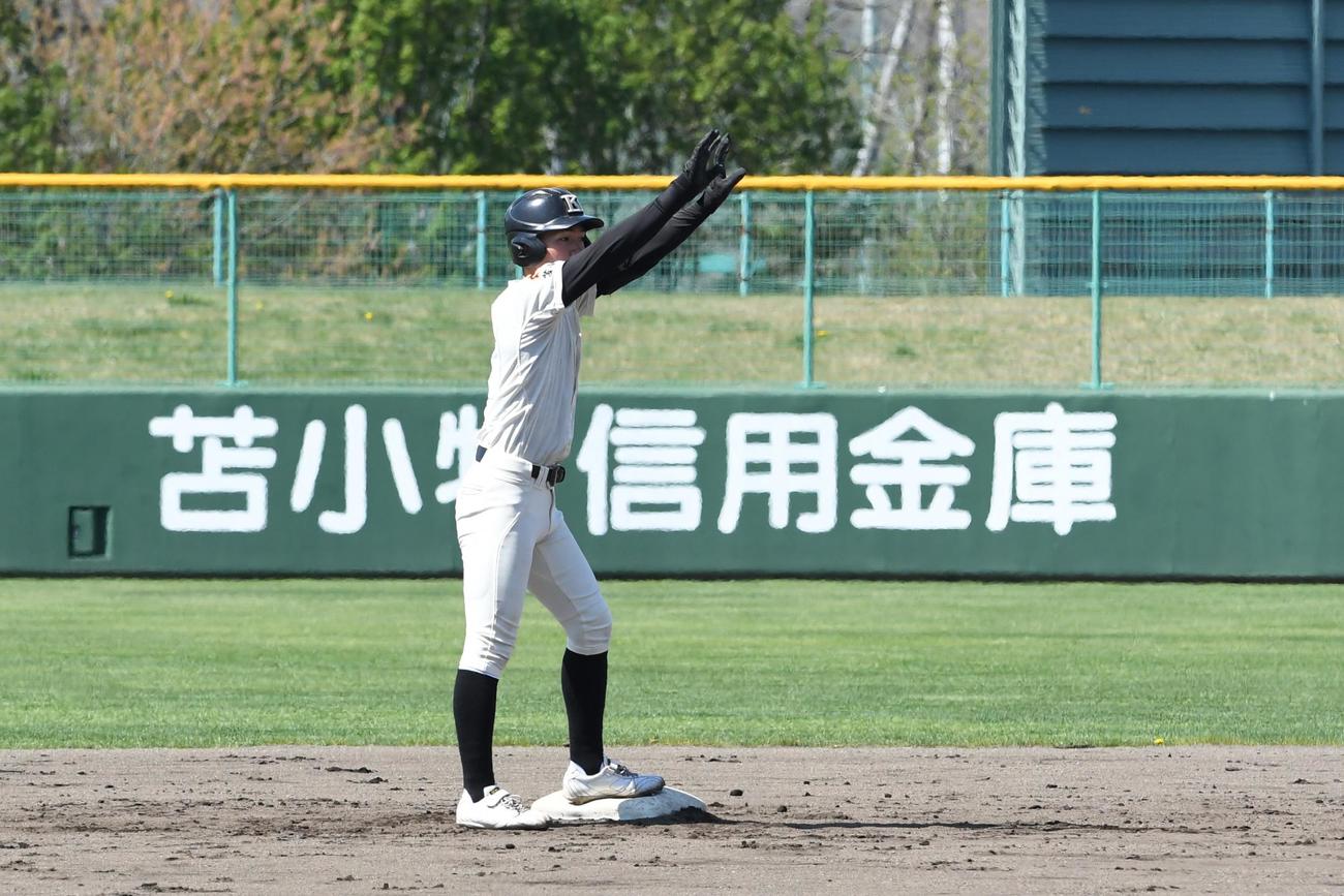 2回1死一、二塁、左中間に2点適時二塁打を放った駒大苫小牧の小林主将（撮影・石井翔太）