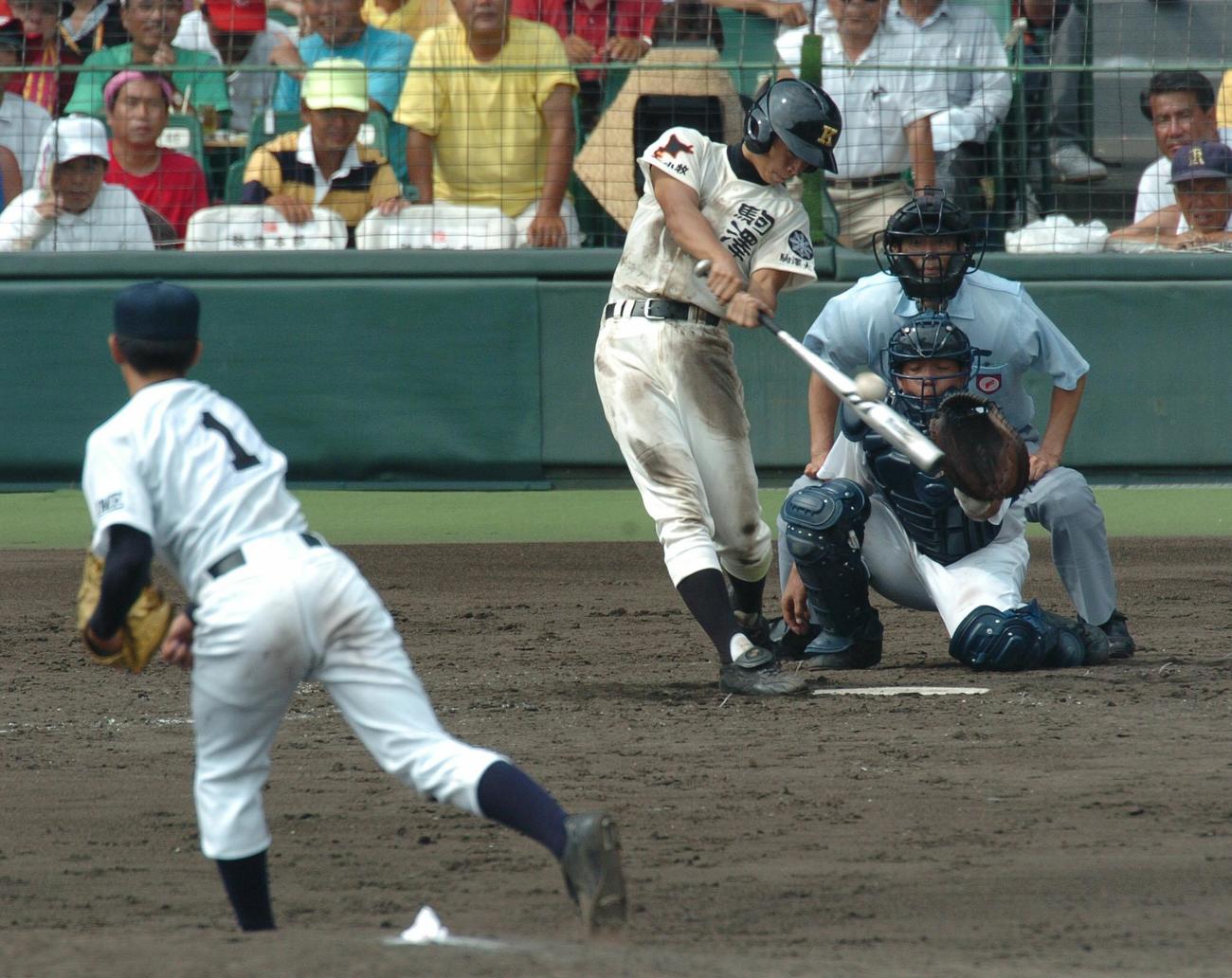 04年夏の甲子園決勝、済美戦で逆転適時打を放つ駒大苫小牧・佐々木孝介主将