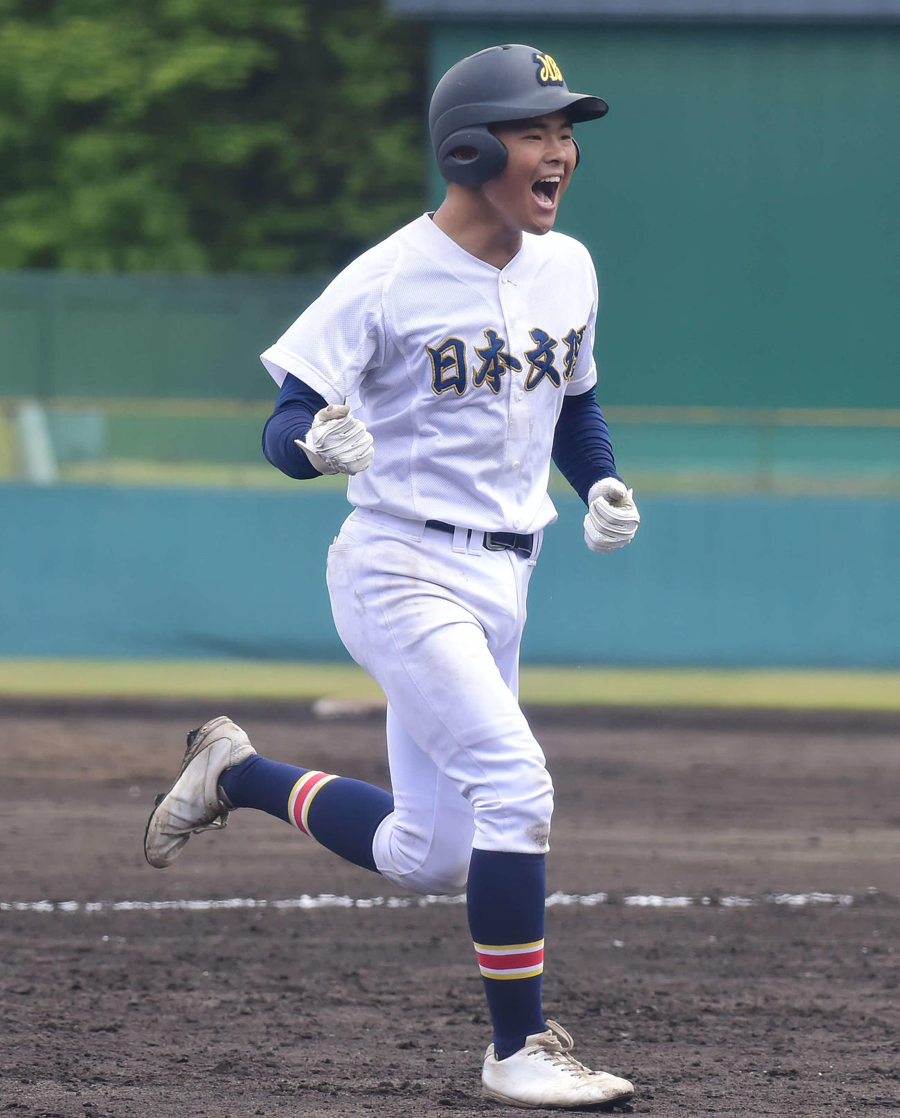 日本文理対東京学館新潟　8回表無死、右翼へ先制ソロを放ち、雄たけびを上げる日本文理・宇野