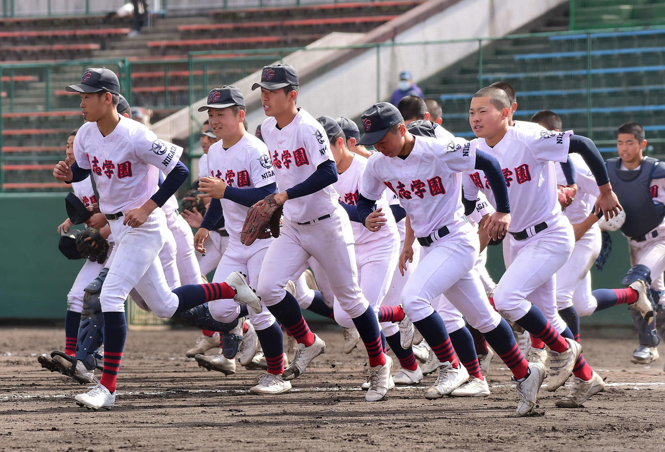 開志学園対六日町　試合に勝利し、スタンドあいさつに向かう開志学園の選手たち