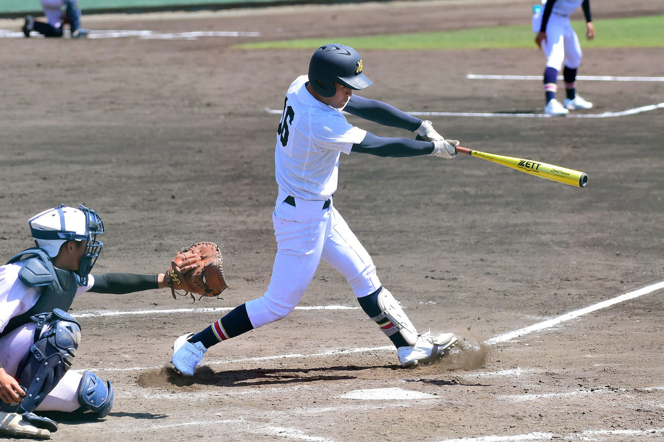開志学園対日本文理　3回裏2死一、二塁、適時右前打を放つ日本文理・小川