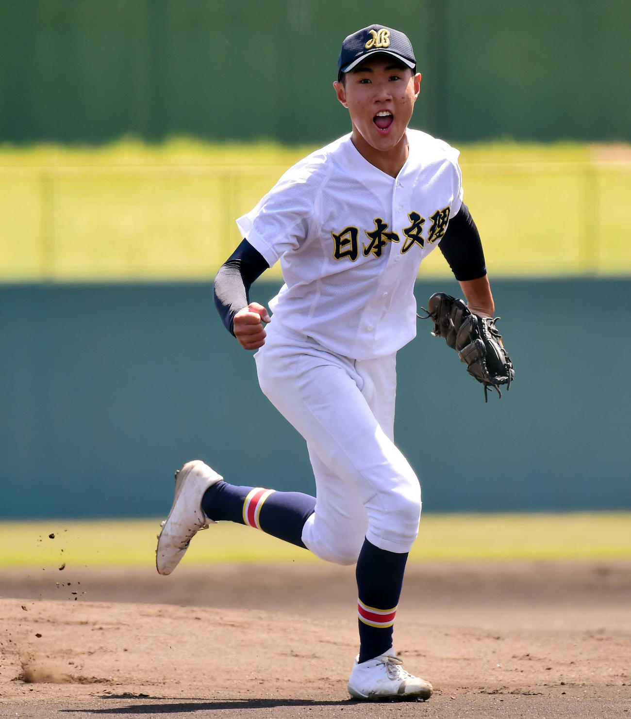 開志学園対日本文理　1回表、無失点に抑え、ガッツポーズをする日本文理先発の丸山