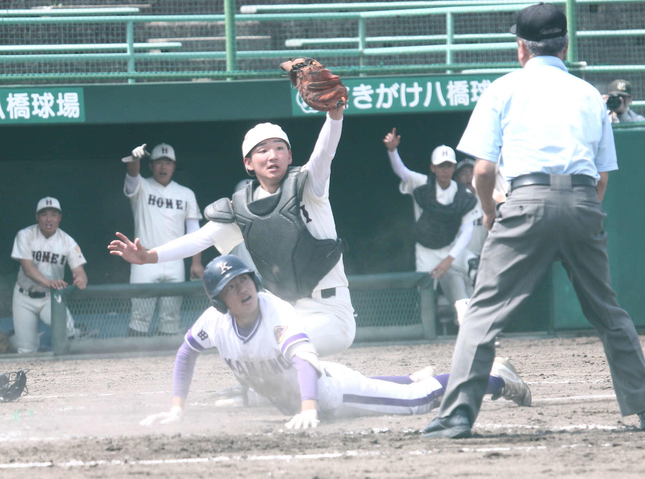 金足農・中嶋悠斗が三塁打を放ち、相手の中継が乱れる間にホームを突くもタッチアウト（捕手は浅利）