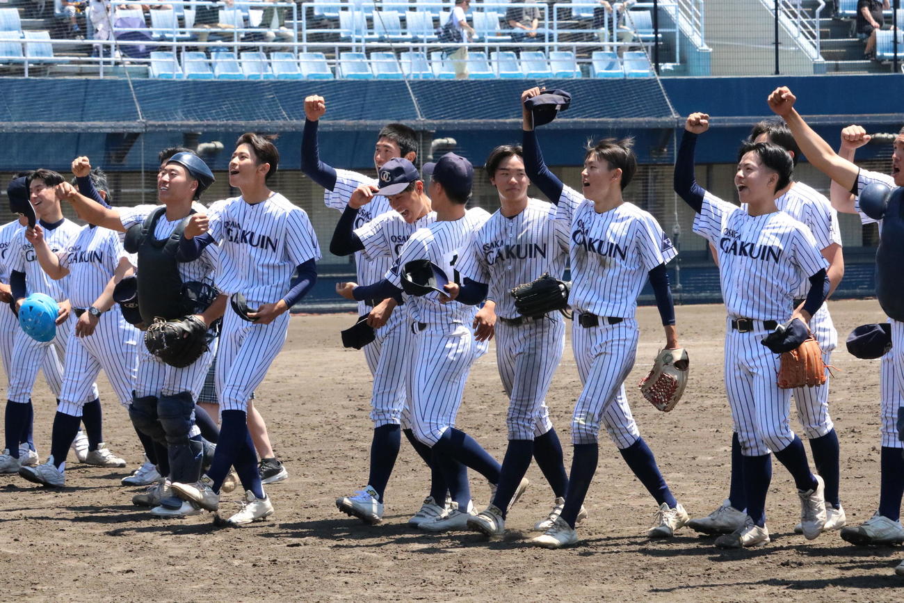 大院大高対大商大高　決勝進出を決めた大院大高ナインは、応援席前でガッツポーズ（撮影・林亮佑）