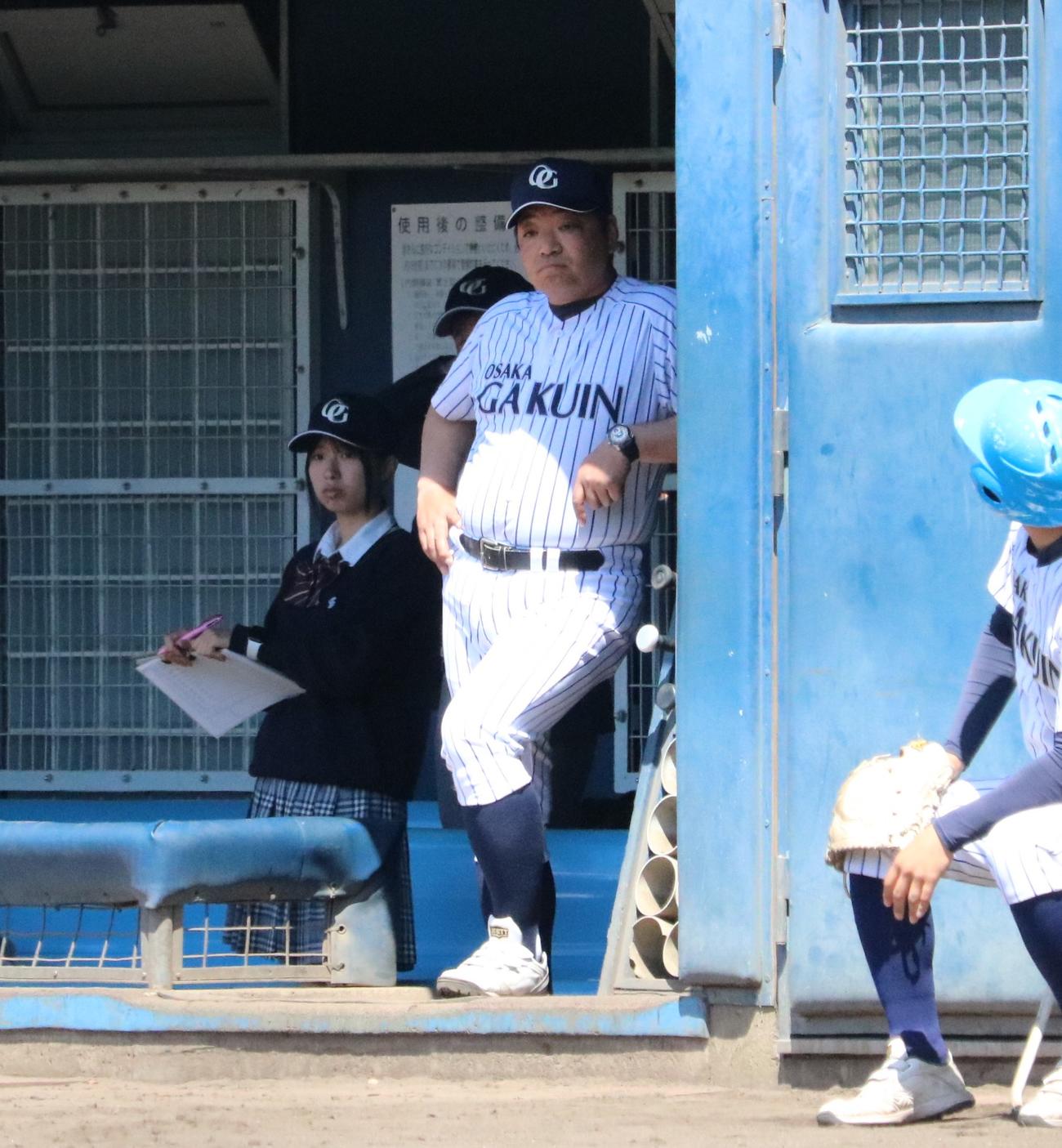 大院大高対大商大高　戦況を見守る大院大高・辻盛監督（撮影・林亮佑）