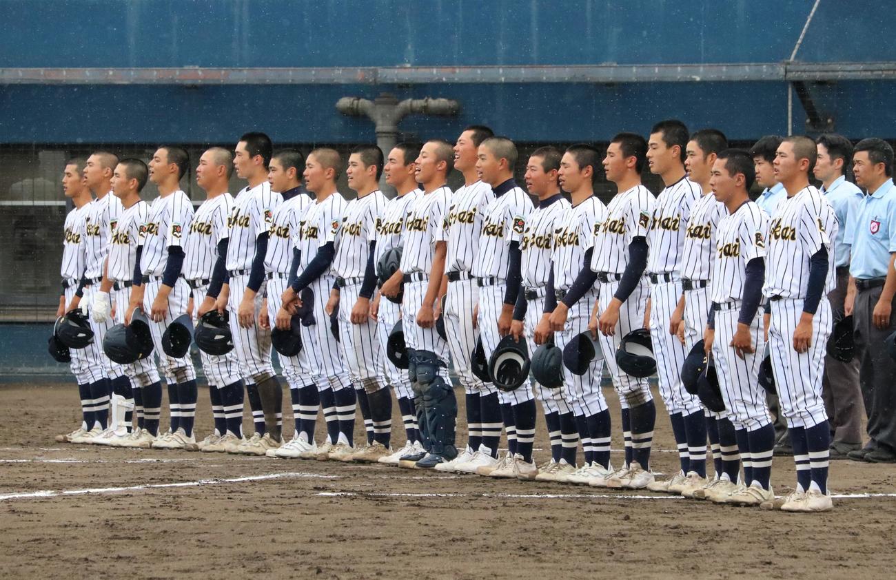 東海大大阪仰星対大商大高　3位決定戦に快勝して校歌を歌う東海大大阪仰星ナイン（撮影・林亮佑）＝2024年5月12日、大阪シティ信用金庫スタジアム