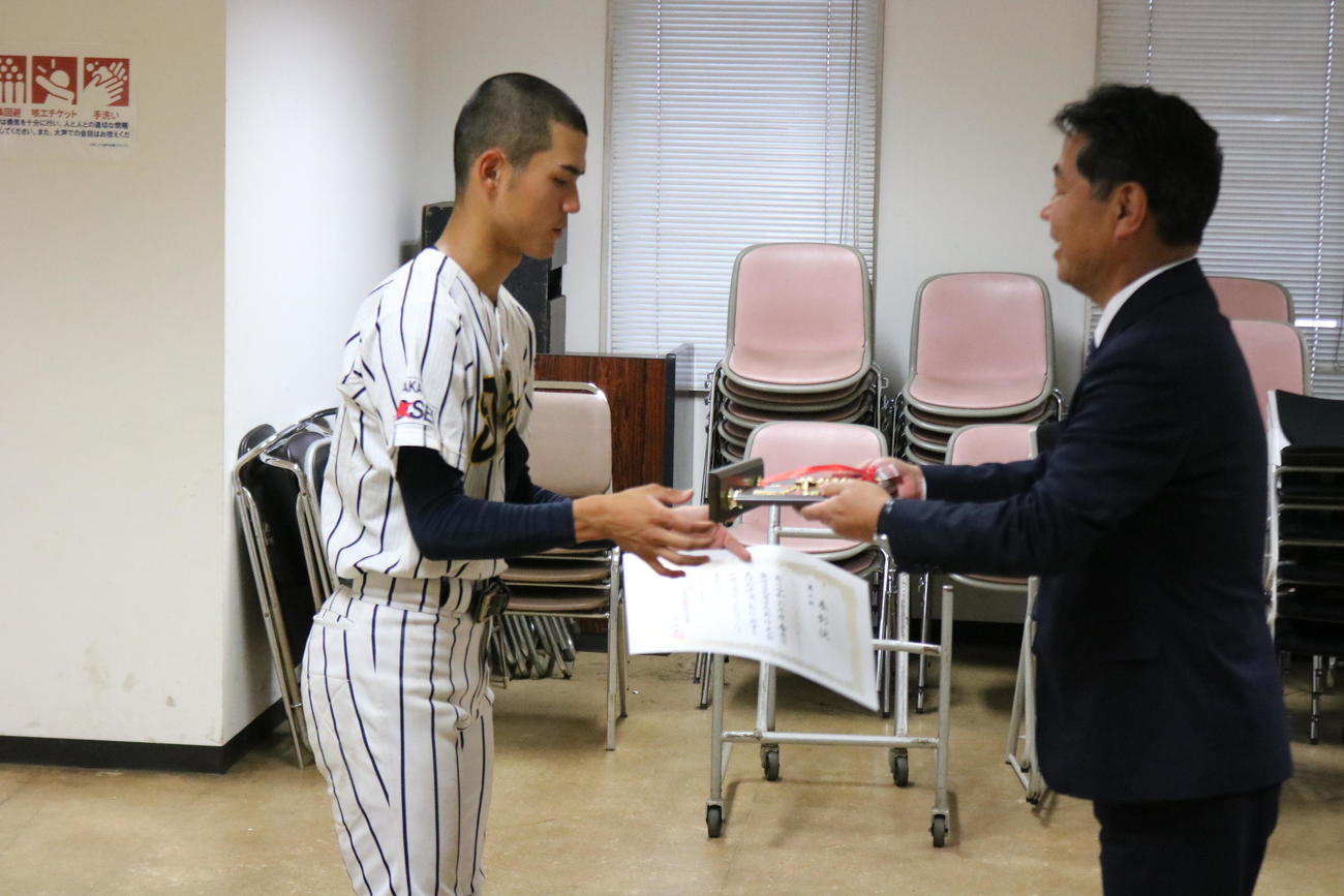 東海大大阪仰星対大商大高　3位決定戦に快勝し、東海大大阪仰星の山谷泰生主将が表彰と盾を受け取る（撮影・林亮佑）＝2024年5月12日、大阪シティ信用金庫スタジアム