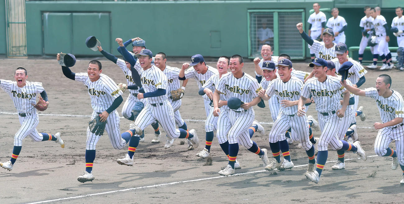 帝京長岡対日本文理　優勝を決め、歓喜する帝京長岡ナイン