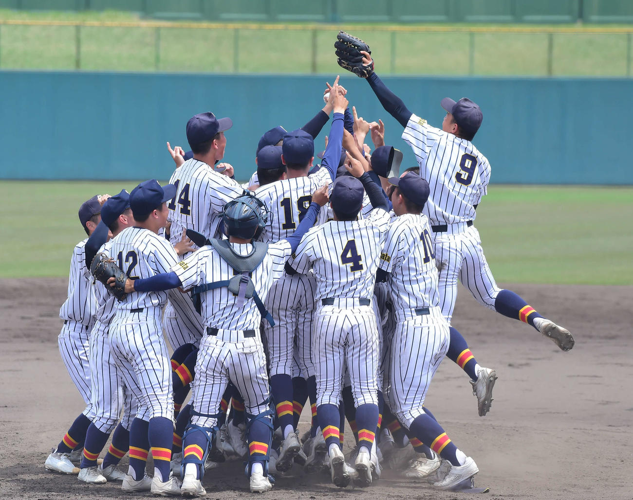 帝京長岡対日本文理　春連覇を決め、歓喜の輪を作る帝京長岡ナイン