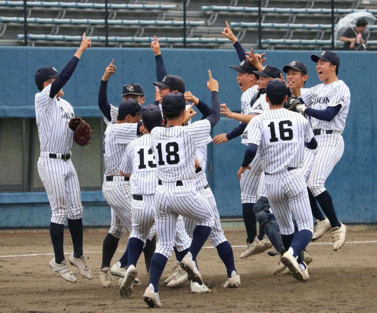 大院大高対興国　大院大高ナインは初優勝が決まりマウンド付近で喜ぶ（撮影・林亮佑）