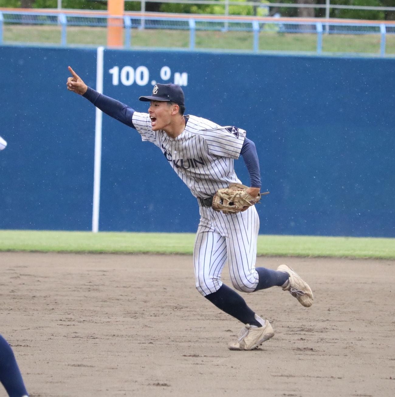 大院大高対興国　大院大高は初優勝が決まり今坂幸暉内野手が指を突き上げる（撮影・林亮佑）＝2024年5月12日、大阪シティ信用金庫スタジアム