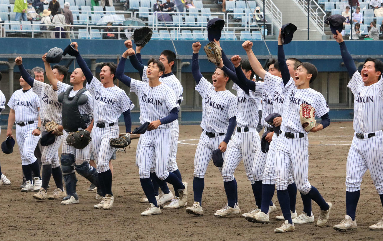 大院大高対興国　大院大高ナインは初優勝が決まりスタンドに向かってガッツポーズ（撮影・林亮佑）