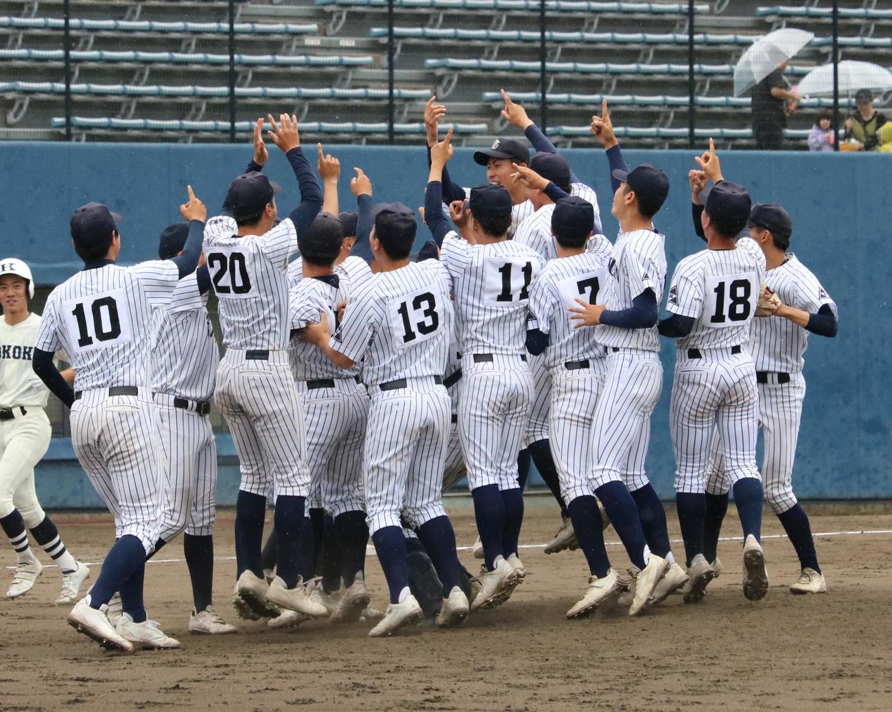大院大高対興国　大院大高ナインは初優勝が決まりマウンド付近で喜ぶ（撮影・林亮佑）＝2024年5月12日、大阪シティ信用金庫スタジアム